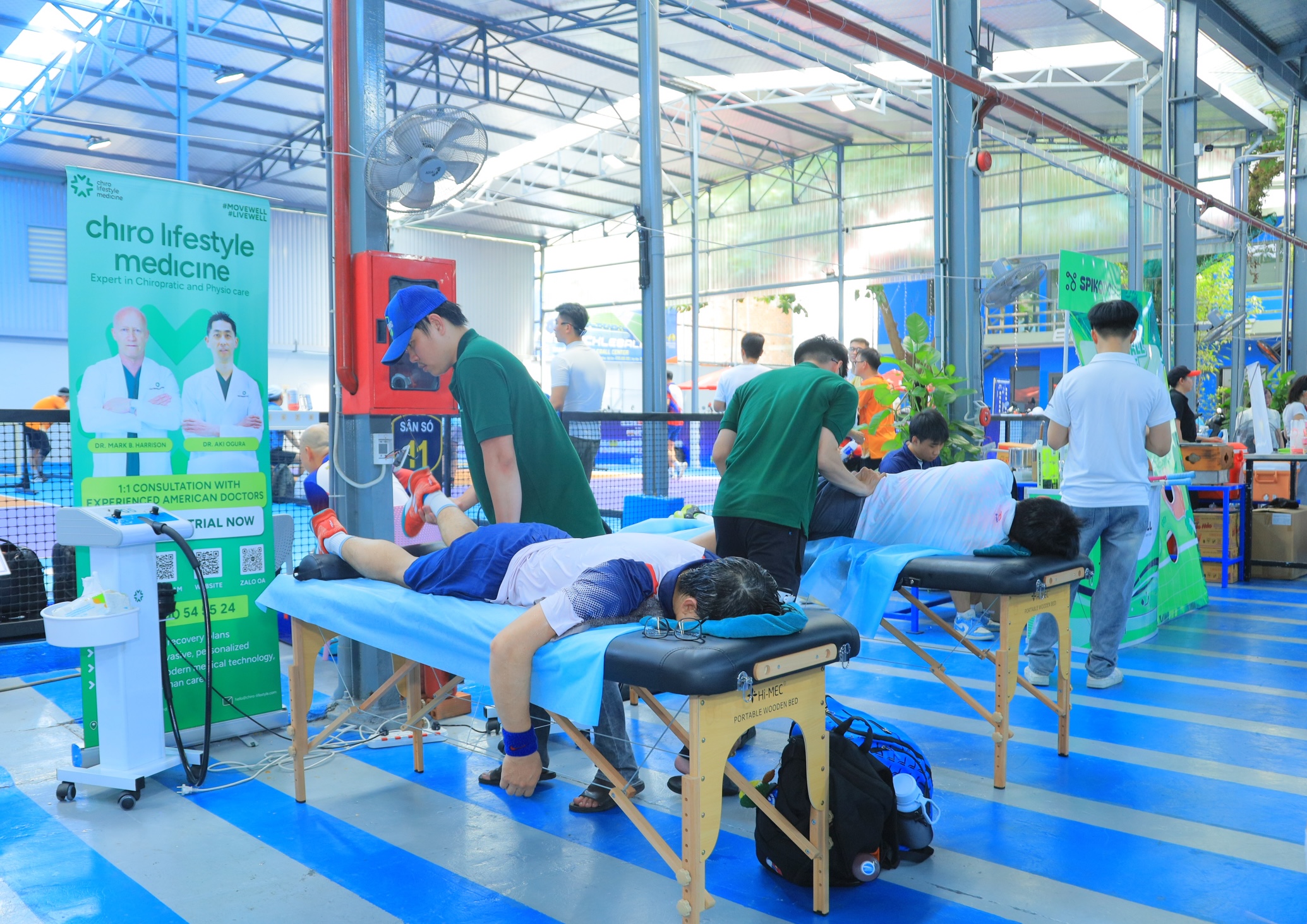 Đội ngũ kỹ thuật vi&ecirc;n Chiro Lifestyle thực hiện gi&atilde;n cơ chuy&ecirc;n s&acirc;u cho c&aacute;c vận động vi&ecirc;n